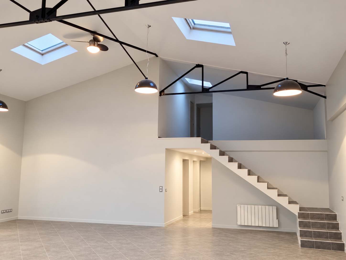 Ancien atelier transformé en habitation : mezzanine et escalier — photo retouchée