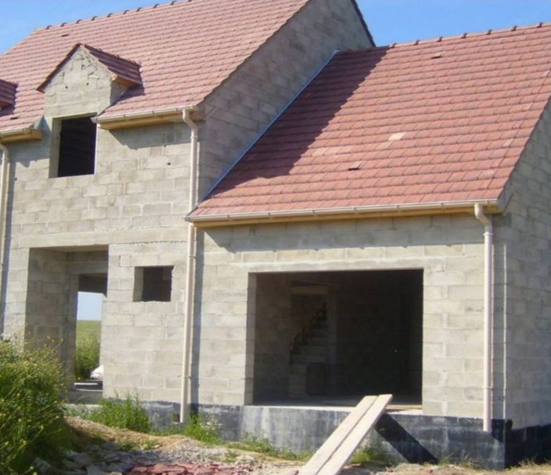 Maison individuelle en cours de construction, élévations et toiture